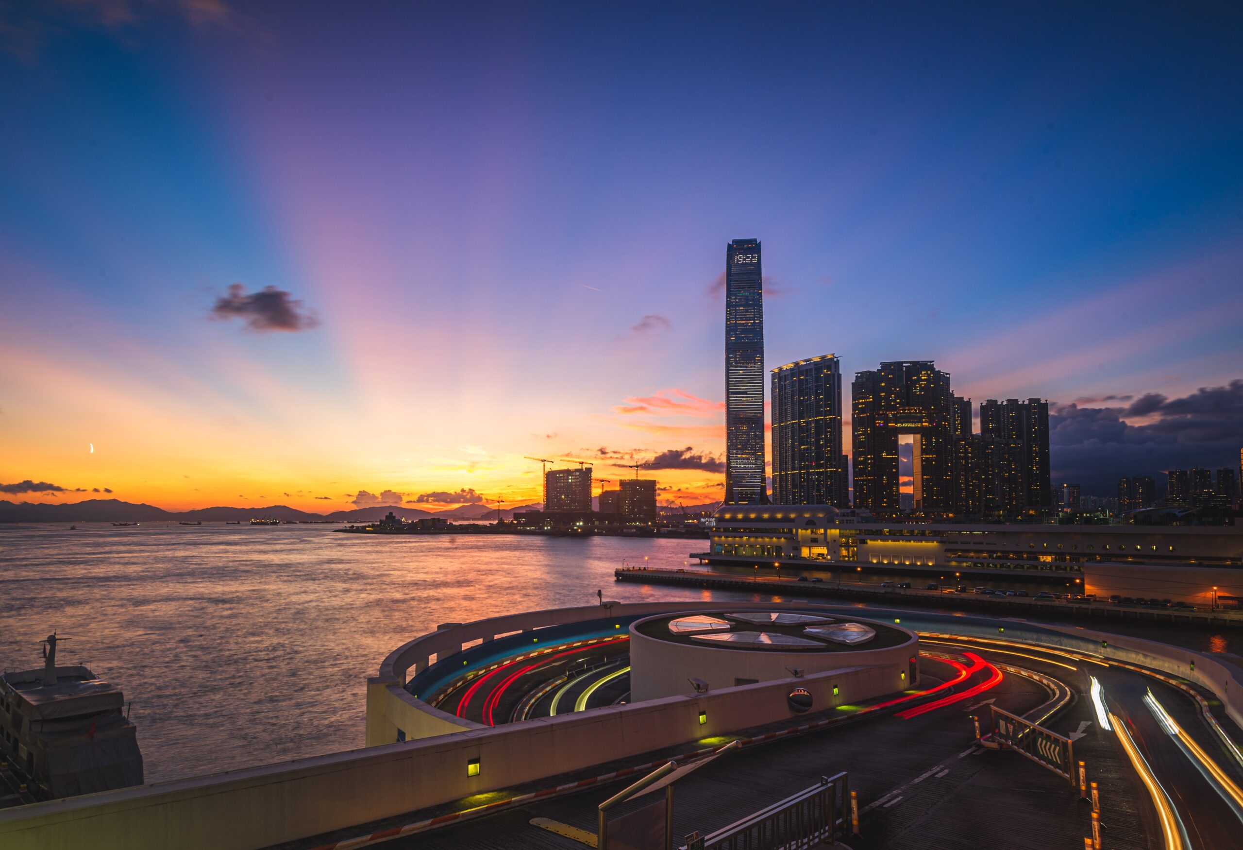 A beautiful shot of an urban city with modern architecture and amazing scenery